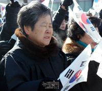 [포토] 태극기집회서 기도하는 집회참가자