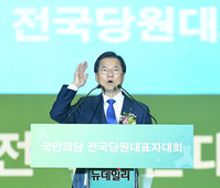 [포토] 국민의당 전당대회 격력사하는 천정배 전 공동대표