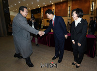 [포토] 바른정당 강원도당 창당대회 입장하는 김무성 의원