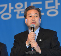 [포토] 바른정당 강원도당 창당대회서 인사말하는 김무성 의원
