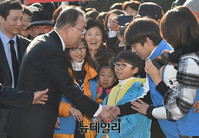 [포토] 자원봉사자 어린이들과 인사 나누는 반기문 전 총장