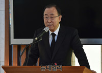 [포토] 유엔 기념공원 자원봉사자들 만난 반기문 총장