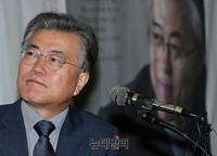 [포토] 출간기념 기자간담회 참석한 문재인