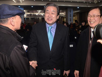 [포토] 악수하는 김무성 바른정당 의원