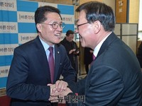 [포토] 악수하는 바른정당 정운천 전북도당위원장