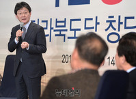 [포토] 당원들과 일문일답 나누는 유승민 바른정당 의원