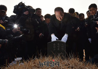 [포토] 5.18 민주묘지 둘러보는 반기문 총장