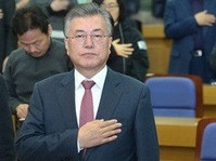 [포토] 국민의례하는 문재인 전 더불어민주당 대표