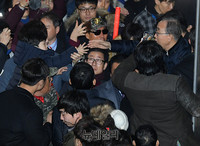 [포토] 아이와 악수하는 반기문 전 총장