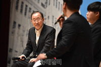 [포토] 학생들 질문에 미소 짓는 반기문 총장