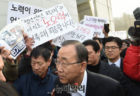 [포토] 조선대에 등장한 고등학생과 여성단체 회원들