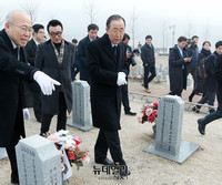 [포토] 천안함 희생장병 묘역 둘러보는 반기문 전 총장