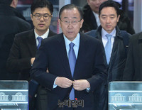 [포토] 국회 들어서는 반기문 전 유엔사무총장