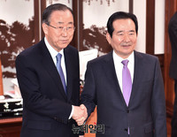 [포토] 악수 나누는 정세균-반기문