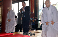 [포토] 예불 올리는 반기문 전 유엔 사무총장