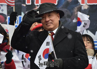 [포토] 태극기 집회 찾은 문창극 전 총리지명자