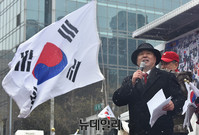 [포토] 태극기 앞에 선 문창극 전 국무총리 지명자