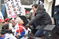 [포토] 탄기국 집회서 만난 김진태-서석구