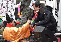 [포토] 태극기 집회, 엄지 치켜드는 김진태 의원 지지자