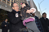 [포토] 아이와 인사 나누는 반기문 전 유엔 사무총장