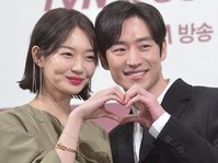 [포토] 신민아-이제훈, 추위 녹이는 하트