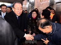[포토] 지지자와 악수 나누는 반기문 전 유엔사무총장