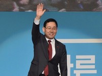 [포토] 손들어 인사하는 주호영 바른정당 원내대표