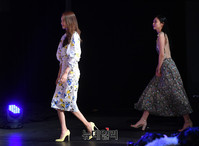 [포토] 이요원-이솜, 화사한 꽃무늬 의상