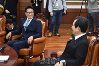 [포토] 정세균 국회의장과 대화하는 바른정당 정병국 대표