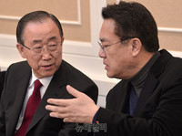 [포토] 정진석 전 원내대표와 대화나누는 반기문 