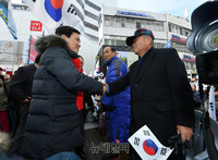 [포토] 대구 태극기집회서 악수나누는 권영해 대표-김진태 의원