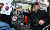 [포토] 태극기 흔드는 권영해 탄기국 공동대표