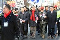 [포토] 대구 동성로 행진하는 김진태-조원진