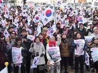 [포토] 설 명절 대한문 가득 메운 태극기물결