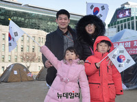 [포토] 설연휴, 태극기 들고 대한문으로 모인 가족단위의 시민들