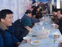 [포토] 설연휴 떡국 나누는 서울광장 태극기 텐트촌