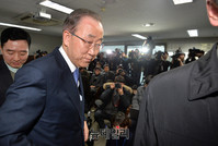 [포토] 기자회견장 입장하는 반기문 전 유엔 사무총장