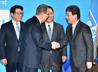 [포토] 악수 나누는 반기문-유승민