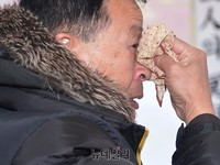 [포토] 태극기텐트촌 천안함분향소서 눈물 보인 시민