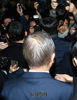 [포토] 대선 불출마 선언 직후 국회 나서는 반기문