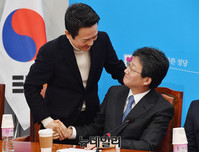 [포토] 악수 나누는 유승민-남경필