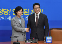 [포토] 더불어민주당 추미애 대표 예방하는 바른정당 정병국 대표