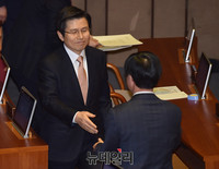 [포토] 바른정당 하태경 의원과 인사 나누는 황교안 권한대행