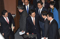 [포토] 더불어민주당 의원들과 인사 나누는 황교안 권한대행