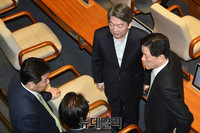 [포토] 대화 나누는 국민의당 의원들