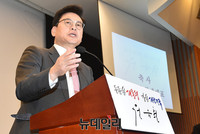 [포토] 원유철 대선출마 기자회견, 축사하는 정우택