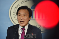 [포토] 국민의당과 통합 선언하는 손학규 의장