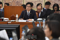 [포토] 의원들의 질문에 답하는 이준석 교육부장관