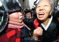 [포토] 23일만에 방심위서 나온 애국시민들, 눈물의 상봉