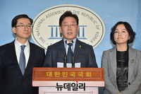 [포토] 특검 연장 촉구 기자회견 갖는 이재명